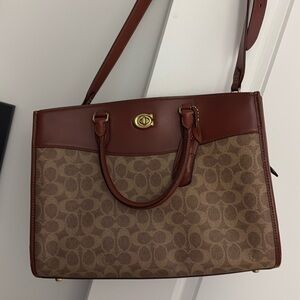 Brooke Carryall In Signature Canvas
COLOR: BRASS/TAN/RUST